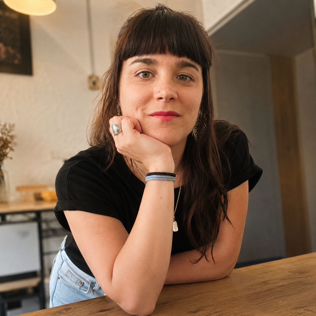 Sara Martínez apoyada en una mesa de madera